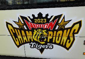 Hanshin Bus Wrapped bus commemorating the Hanshin Tigers' victory in Japan