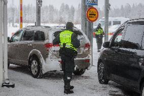 Finnish-Russian border crossing in Vartius