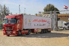 MIDEAST-GAZA-RAFAH CROSSING-TEMPORARY HUMANITARIAN TRUCE-TRUCKS-AID