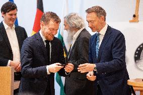 Coin Presentation Of The Erzgebirge Candle Arch With Christian Lindner And Michael Kretschmer (Part2)