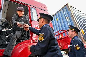 Xinhua Headlines: Xinjiang land ports play robust role amid efforts to expand opening up