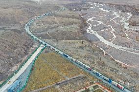 Xinhua Headlines: Xinjiang land ports play robust role amid efforts to expand opening up