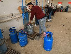MIDEAST-GAZA-TRUCE-GAS REFILLING