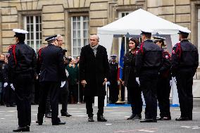 Gerard Collomb Welcomes Law Enforcement Affected To Police Prefecture - Paris