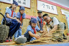 Xinhua Headlines: Traditional Chinese culture lectures heat up in rural communities