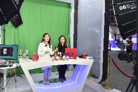 Xinhua Headlines: China supports building open world economy with more internationalized digital trade expo