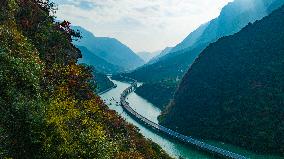 An Ecological Road on The Water in Yichang