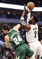 (SP)U.S.-MILWAUKEE-BASKETBALL-NBA-BUCKS VS TRAIL BLAZERS