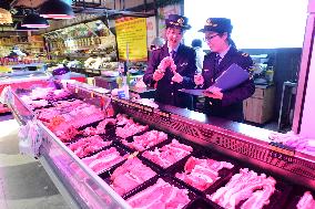 Law Enforcement Personnel Inspect Fresh Lamps in Lianyungang