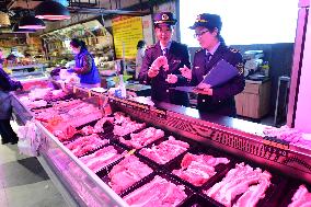 Law Enforcement Personnel Inspect Fresh Lamps in Lianyungang