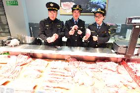 Law Enforcement Personnel Inspect Fresh Lamps in Lianyungang