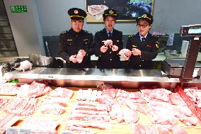 Law Enforcement Personnel Inspect Fresh Lamps in Lianyungang