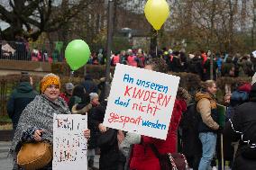 Social Workers And Daycare Workers Go On Strike In Cologne
