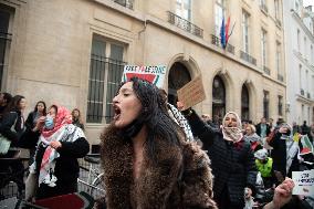 Pro-Israel and Pro-Palestinian Science Po Students, Activists Protest - Paris