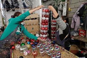 Making Christmas Spheres In Mexico