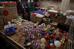 Making Christmas Spheres In Mexico