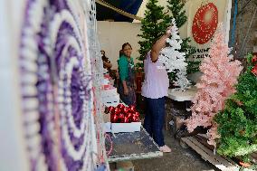 Making Christmas Spheres In Mexico