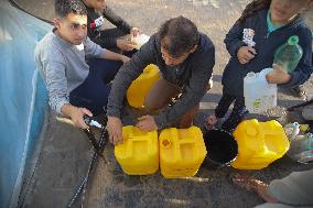 People Queuing Up For Water In Khan Yunes - Gaza Strip