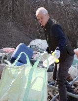 U.S. envoy to Japan cleans beach