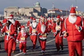 HUNGARY-BUDAPEST-SANTA RUN