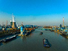 Coal Carriers Sail on The Beijing-Hangzhou Grand Canal