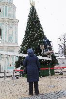 Christmas tree gets decorated in Kyiv