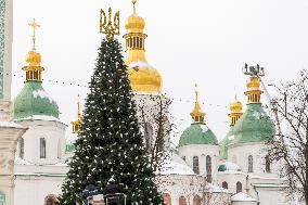 Christmas tree gets decorated in Kyiv
