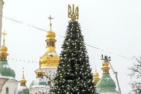 Christmas tree gets decorated in Kyiv