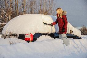 Cleaning snow off the car