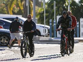 Arnold Schwarzenegger Morning Cycling - LA