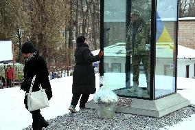 Monument to Ukrainian serviceman executed by Russian soldiers in Kyiv