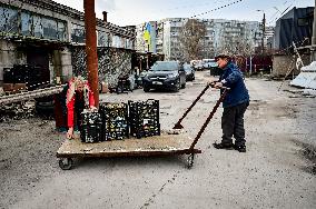 Zaporizhzhia volunteers make tin can lamps for Ukrainian military