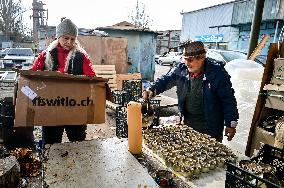 Zaporizhzhia volunteers make tin can lamps for Ukrainian military