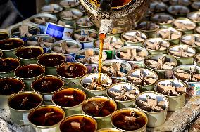 Zaporizhzhia volunteers make tin can lamps for Ukrainian military