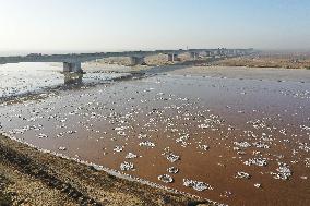 CHINA-INNER MONGOLIA-YELLOW RIVER-FLOWING ICE (CN)