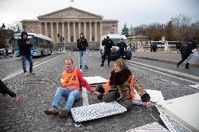 Derniere Renovation Activists Protest In Front Of National Assembly - Paris