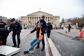 Derniere Renovation Activists Protest In Front Of National Assembly - Paris