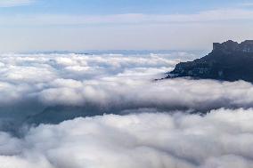 Tourist Enjoy Jinfo Mountain in Chongqing