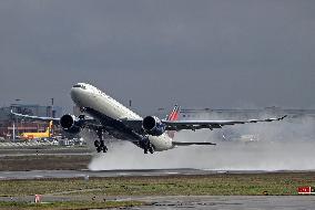 Airbus A330-941 delivery flight to Delta Air Lines