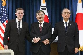 Japan, U.S., S. Korea security advisors meet in Seoul