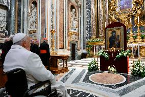 Pope Francis Pray In Front Of The Marian Icon - Rome