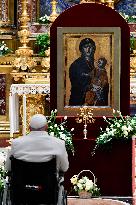Pope Francis Pray In Front Of The Marian Icon - Rome