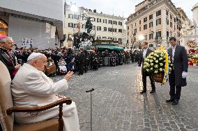 Pope Francis Pray In Front Of  Virgin Mary Statue - Rome