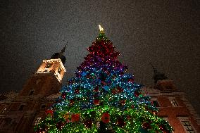 Warsaw Illuminates With Classic Christmas Lighting