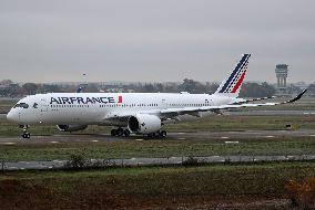First flight test of the Airbus A350-941 in Toulouse before being delivered to Air France