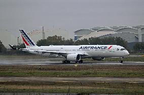 First flight test of the Airbus A350-941 in Toulouse before being delivered to Air France