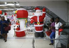 COTE D'IVOIRE-ABIDJAN-CHRISTMAS SHOPPING