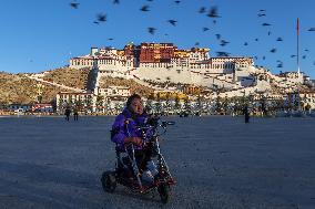 Xinhua Headlines: Disabled Tibetan photographer aims high