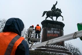 Dismantling A Monument To Mykola Schors, A One Of The Soviet Bolshevik Military Commanders During The Soviet-ukrainian War Of 19