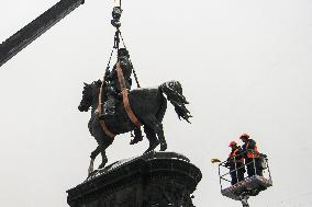 Dismantling A Monument To Mykola Schors, A One Of The Soviet Bolshevik Military Commanders During The Soviet-ukrainian War Of 19